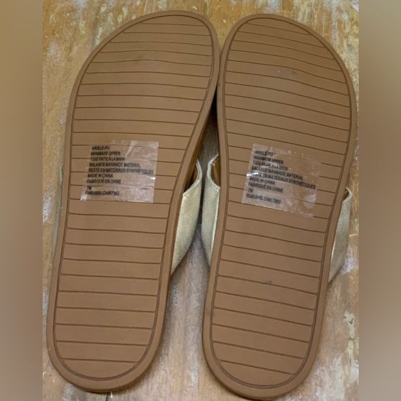 NWT-Susina Gold Arielle Flip Flops-Sz 7M - Picture 6 of 8